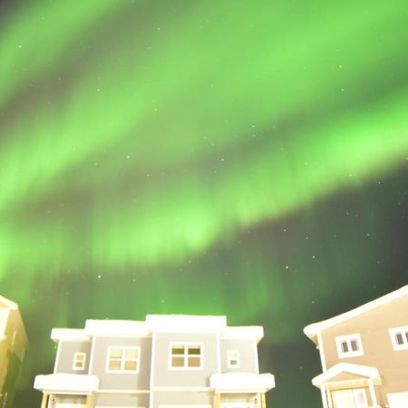 Aurora Deluxe Guest House Йелоунайф Екстериор снимка