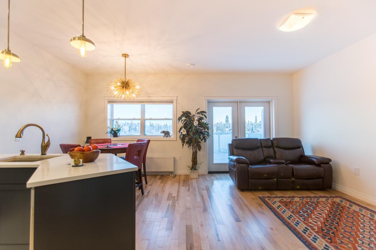 Aurora Deluxe Guest House Йелоунайф Екстериор снимка